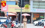 Nắng nóng 41 độ C, khách du lịch ở Hà Nội phải cầm quạt khi đi dạo